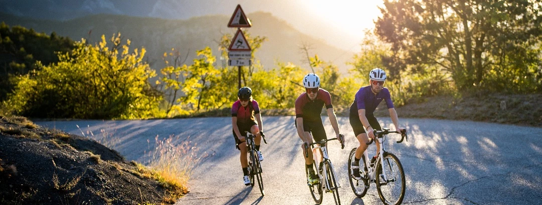 VTT Soldes Boutique -VTT Soldes Boutique cyclistes sur les routes de la metropole nice